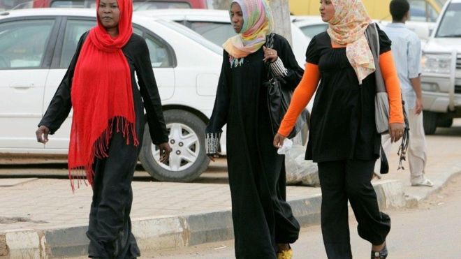 تبرئة 24 امرأة سودانية من تهمة ارتداء "زي فاضح"
